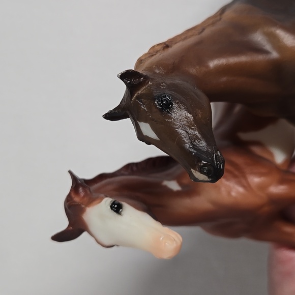 2 Breyer Reeves Horses 4" - 5" Pinto Chestnut Nice Condition Freestanding - Picture 2 of 16